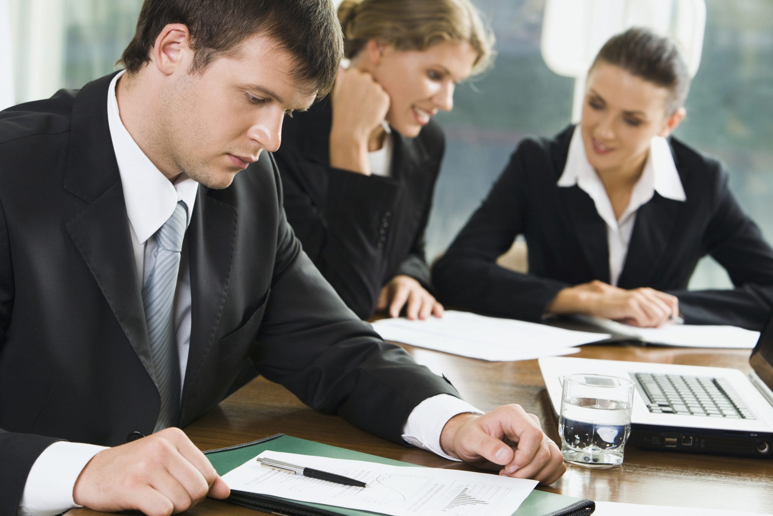 Роль адвоката в современном обществе. Юристы. Мужчина за ноутбуком в офисе. Оценка работы у юриста. Работа юриста в государственных органах.